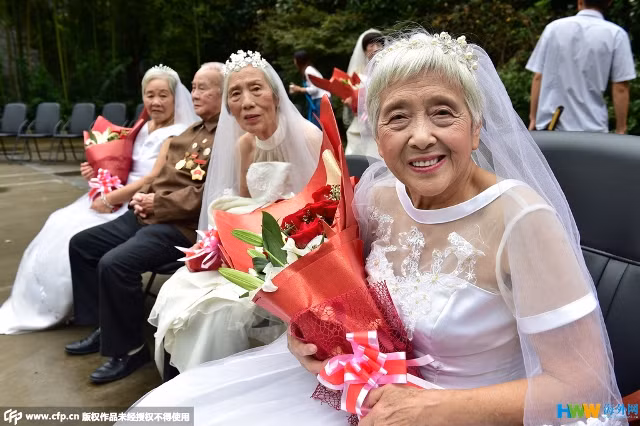 Chùm ảnh 22 cặp vợ chồng già hạnh phúc trong ngày 