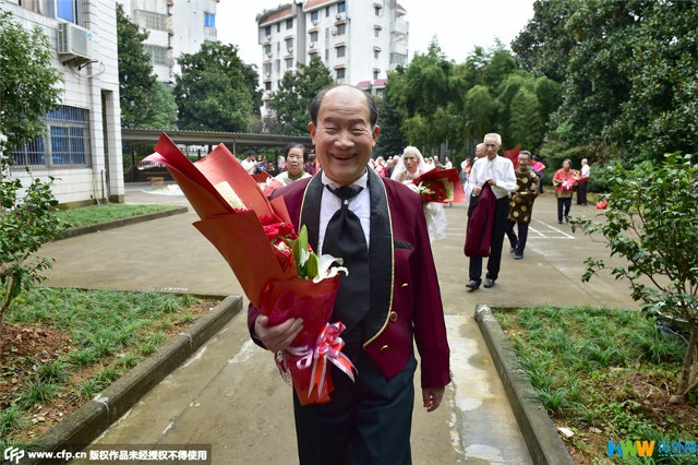 Chùm ảnh 22 cặp vợ chồng già hạnh phúc trong ngày 