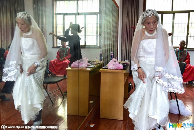 Chùm ảnh 22 cặp vợ chồng già hạnh phúc trong ngày 