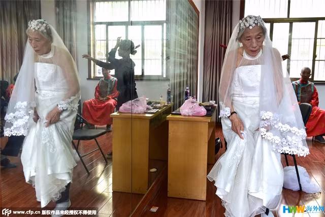 Chùm ảnh 22 cặp vợ chồng già hạnh phúc trong ngày 