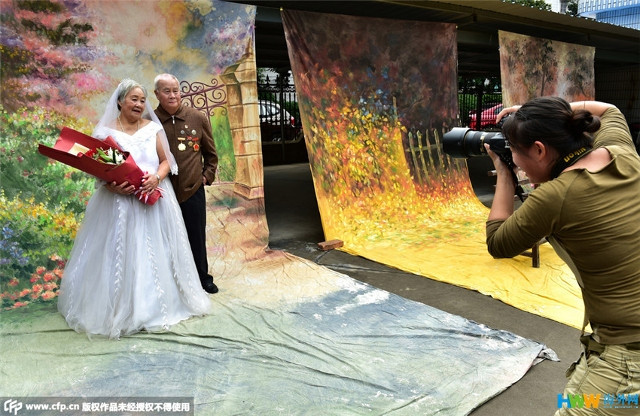 Chùm ảnh 22 cặp vợ chồng già hạnh phúc trong ngày 