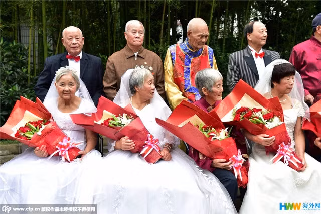 Chùm ảnh 22 cặp vợ chồng già hạnh phúc trong ngày 