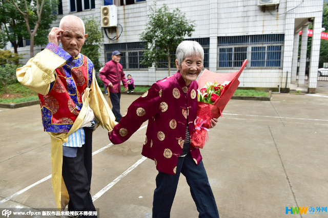 Chùm ảnh 22 cặp vợ chồng già hạnh phúc trong ngày 