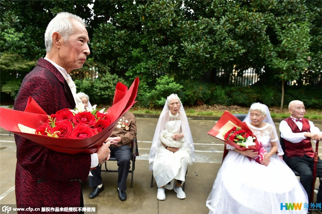 Chùm ảnh 22 cặp vợ chồng già hạnh phúc trong ngày 