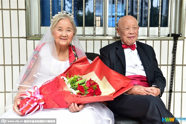 Chùm ảnh 22 cặp vợ chồng già hạnh phúc trong ngày 