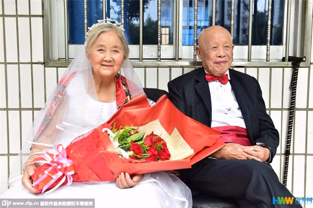 Chùm ảnh 22 cặp vợ chồng già hạnh phúc trong ngày 