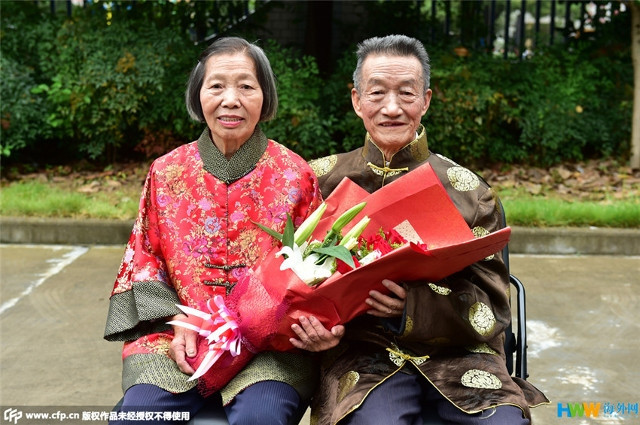 Chùm ảnh 22 cặp vợ chồng già hạnh phúc trong ngày 
