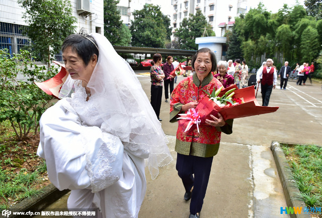 Chùm ảnh 22 cặp vợ chồng già hạnh phúc trong ngày 