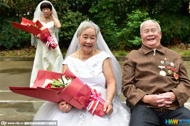 Chùm ảnh 22 cặp vợ chồng già hạnh phúc trong ngày 