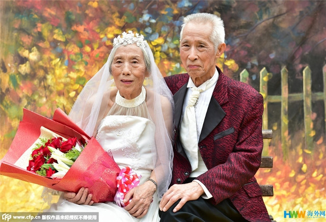 Chùm ảnh 22 cặp vợ chồng già hạnh phúc trong ngày 