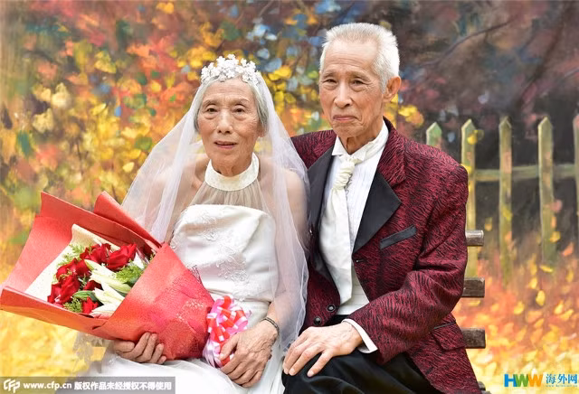 Chùm ảnh 22 cặp vợ chồng già hạnh phúc trong ngày 