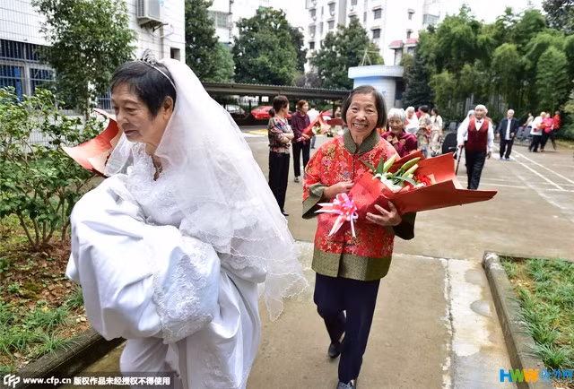 Chùm ảnh 22 cặp vợ chồng già hạnh phúc trong ngày 