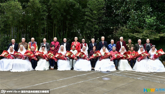 Chùm ảnh 22 cặp vợ chồng già hạnh phúc trong ngày 