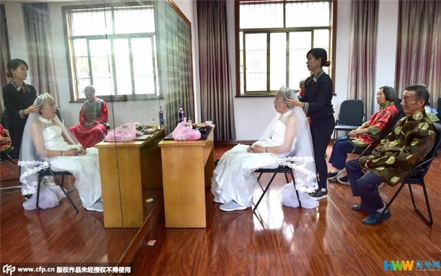 Chùm ảnh 22 cặp vợ chồng già hạnh phúc trong ngày 