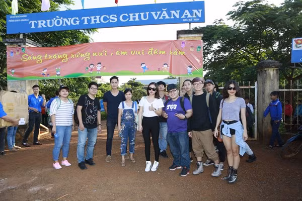 Đoàn nghệ sĩ đã đến địa điểm tổ chức từ sớm để chuẩn bị cho chương trình buổi tối