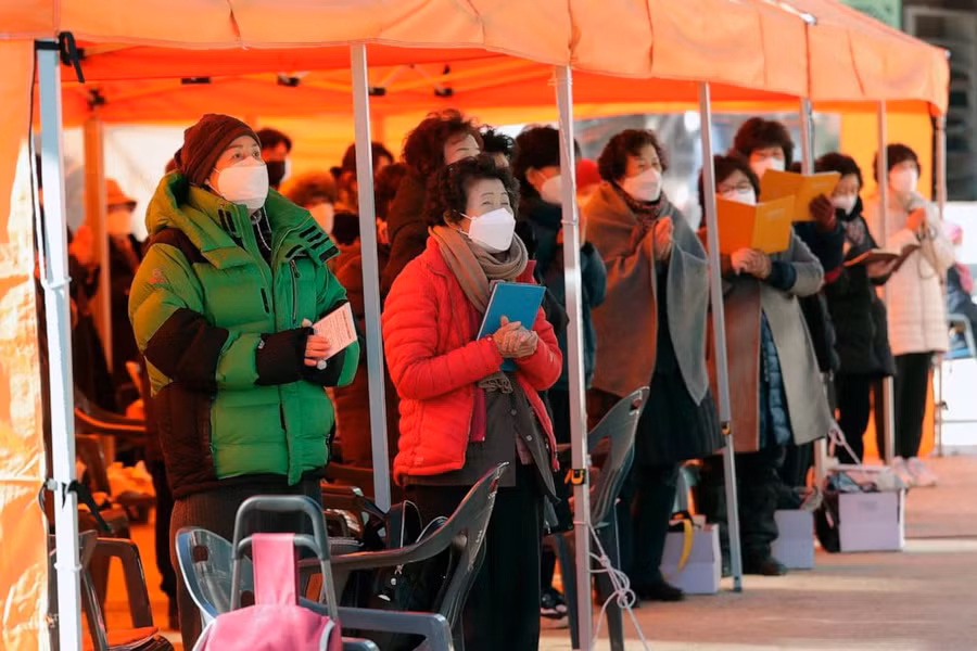 Phụ huynh cầu nguyện cho các thí sinh.