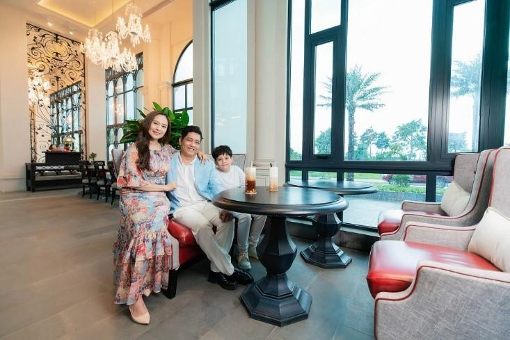 Cả nhà sao check-in dinh thự ánh sáng Garden Palace phong cách châu Âu - điểm đến được nhiều người chia sẻ trên mạng xã hội thời gian qua