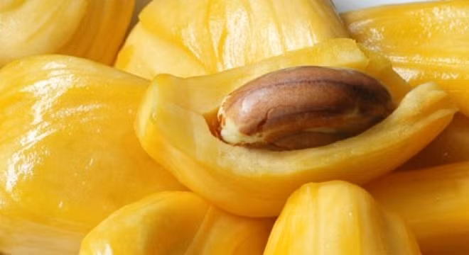 Mùa này, mít là một trong những món ăn vặt được nhiều chị em ưa thích.