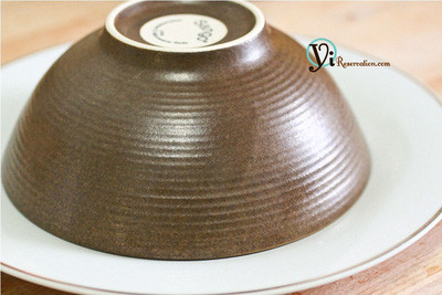 Úp ngược tô vào một đĩa sứ lớn rồi đem hấp cách thủy khoảng 15 phút. Sau đó đợi tô nguội thì cẩn thận gỡ tô ra là được. Cuối cùng trang trí bằng quýt và cherry xung quanh dĩa. Úp ngược tô vào một đĩa sứ lớn rồi đem hấp cách thủy khoảng 15 phút. Sau đó đợi tô nguội thì cẩn thận gỡ tô ra là được. Cuối cùng trang trí bằng quýt và cherry xung quanh dĩa.