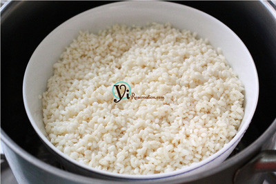 Ngâm nếp cẩm trong nước lạnh qua đêm hoặc ít nhất 4 tiếng đồng hồ trước khi nấu nhé. Sau đó gạn nước đi và bắc nồi lên hông xôi. Cách đơn giản hơn là nấu xôi bằng nồi cơm điện. Bạn cho nếp cẩm vào nồi cơm điện và nước ở mức lấp xấp, bật nút Cook. Sau khi nút nấu nhảy lên Warm thì bạn rút dây điện ra. Để nguội chừng 5-10 phút thì cắm dây điện và nhấn nút Cook lần nữa. Khi nút nấu nhảy lên Warm là khi đó xôi đã chín ngon. Ngâm nếp cẩm trong nước lạnh qua đêm hoặc ít nhất 4 tiếng đồng hồ trước khi nấu nhé. Sau đó gạn nước đi và bắc nồi lên hông xôi. Cách đơn giản hơn là nấu xôi bằng nồi cơm điện. Bạn cho nếp cẩm vào nồi cơm điện và nước ở mức lấp xấp, bật nút Cook. Sau khi nút nấu nhảy lên Warm thì bạn rút dây điện ra. Để nguội chừng 5-10 phút thì cắm dây điện và nhấn nút Cook lần nữa. Khi nút nấu nhảy lên Warm là khi đó xôi đã chín ngon.