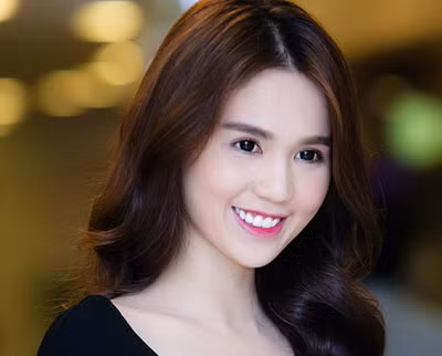 Ngọc Trinh, Huyền My đẹp nhất tuần với son hồng