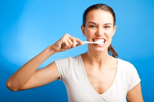 Đánh răng mạnh với lông bàn chải cứng sẽ làm tổn hại tới răng miệng.
