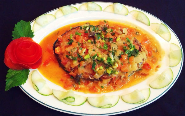 Cá thu sốt kem mang đến cho người ăn một hương vị mới. Miếng cá mềm, béo, có độ ngọt dịu và bùi bùi, thơm lừng mùi kem tươi ăn không hề tanh.
