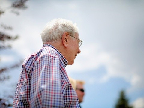 Tỷ phú Warren Buffett đã kiếm tiền thế nào?