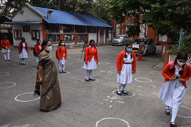 Học sinh giãn cách trước khi vào các lớp học tương ứng ở Kolkata, Ấn Độ.