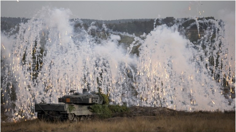 Xe tăng Leopard 2 trong cuộc tập trận ở Ostenholz, Đức, tháng 10/2022. (Ảnh: Ronny Hartmann / AFP)