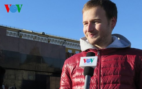 gioi tre nga van say me ly tuong cach mang thang muoi hinh 2