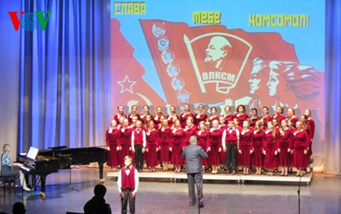 gioi tre nga van say me ly tuong cach mang thang muoi hinh 3