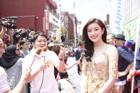 Huyền My được vây quanh trên tại thảm đỏ liên hoan phim Nhật Bản - Ảnh 3 Huyen My duoc vay quanh tren tai tham do lien hoan phim Nhat Ban - Anh 3