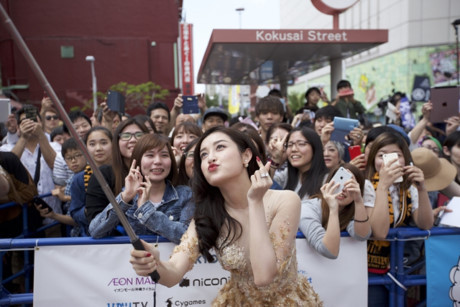 Huyền My được vây quanh trên tại thảm đỏ liên hoan phim Nhật Bản - Ảnh 7 Huyen My duoc vay quanh tren tai tham do lien hoan phim Nhat Ban - Anh 7