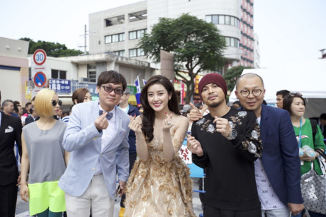 Huyền My được vây quanh trên tại thảm đỏ liên hoan phim Nhật Bản - Ảnh 6 Huyen My duoc vay quanh tren tai tham do lien hoan phim Nhat Ban - Anh 6