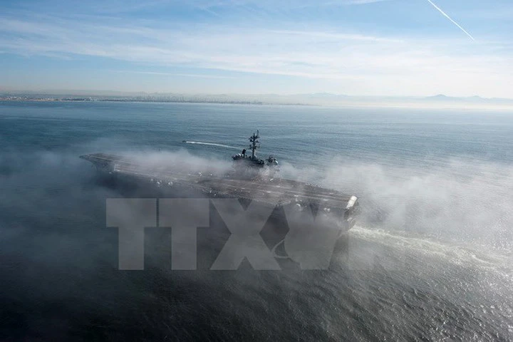 Tàu sân bay USS Carl Vinson qua vùng biển Thái Bình Dương ngày 10/4. (Nguồn: EPA/TTXVN)