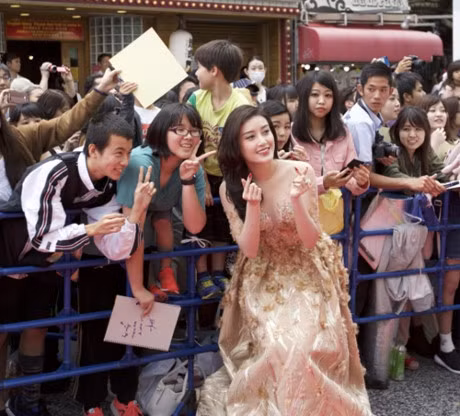 Huyen My duoc vay quanh tren tai tham do lien hoan phim Nhat Ban - Anh 4