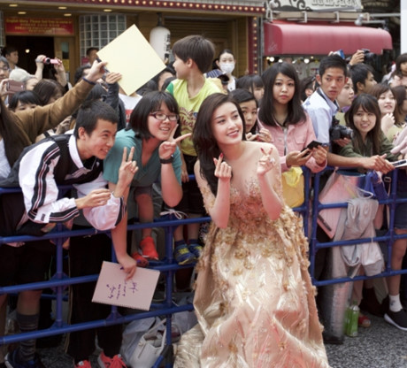 Huyền My được vây quanh trên tại thảm đỏ liên hoan phim Nhật Bản - Ảnh 4 Huyen My duoc vay quanh tren tai tham do lien hoan phim Nhat Ban - Anh 4