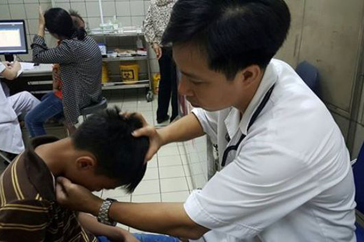 Khám bệnh cho trẻ tại khoa Nhi, Bệnh viện Bạch Mai. Ảnh: ĐH 
