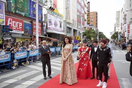 Huyền My được vây quanh trên tại thảm đỏ liên hoan phim Nhật Bản - Ảnh 1 Huyen My duoc vay quanh tren tai tham do lien hoan phim Nhat Ban - Anh 1