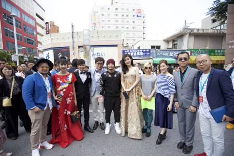 Huyền My được vây quanh trên tại thảm đỏ liên hoan phim Nhật Bản - Ảnh 8 Huyen My duoc vay quanh tren tai tham do lien hoan phim Nhat Ban - Anh 8