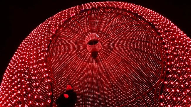 Một người đi qua lễ hội băng ở Moscow, Nga Một người đi qua lễ hội băng ở Moscow, Nga