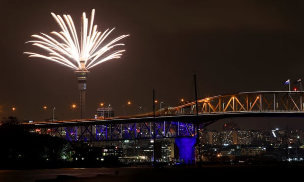 Sky Tower của New Zealand đón năm mới bằng màn pháo hoa ấn tượng Sky Tower của New Zealand đón năm mới bằng màn pháo hoa ấn tượng
