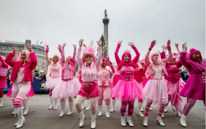 Nhóm “Kẹo bông” biểu diễn trong lễ diễu hành đón năm mới ở quảng trường Trafalgar, London, Anh. Nhóm “Kẹo bông” biểu diễn trong lễ diễu hành đón năm mới ở quảng trường Trafalgar, London, Anh.
