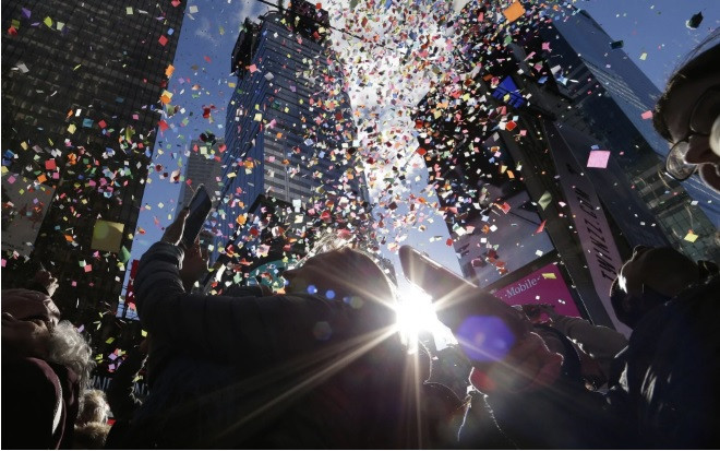 Người dân đón những mẩu giấy màu sắc tại Quảng trường Thời đại, New York, Mỹ Người dân đón những mẩu giấy màu sắc tại Quảng trường Thời đại, New York, Mỹ