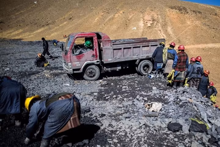 Cuộc sống khắc nghiệt ở mỏ vàng cao nhất thế giới