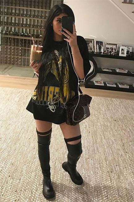 Bóc giá bộ sưu tập túi xách đẹp, độc và đắt của Kylie Jenner - Ảnh 9 Boc gia bo suu tap tui xach dep, doc va dat cua Kylie Jenner - Anh 9