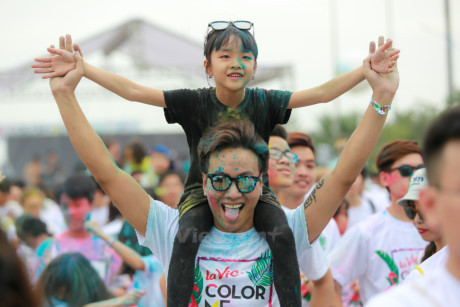 Trai xinh gai dep Ha Noi tung bung voi le hoi bot mau Color Me Run - Anh 10
