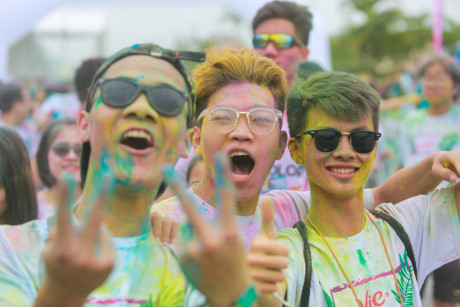 Trai xinh gai dep Ha Noi tung bung voi le hoi bot mau Color Me Run - Anh 4