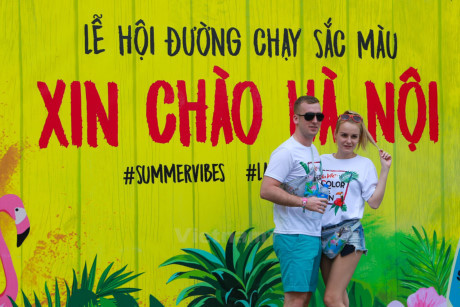 Trai xinh gai dep Ha Noi tung bung voi le hoi bot mau Color Me Run - Anh 2